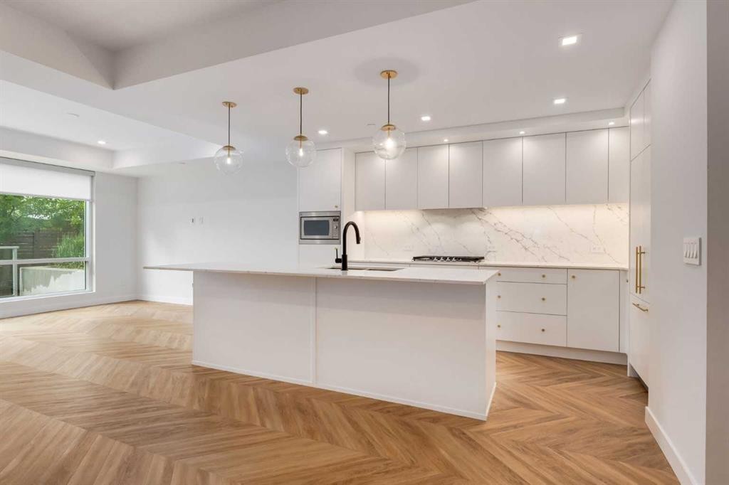 110-8505 Broadcast Avenue Sw, Calgary, AB - Indoor Photo Showing Kitchen With Upgraded Kitchen