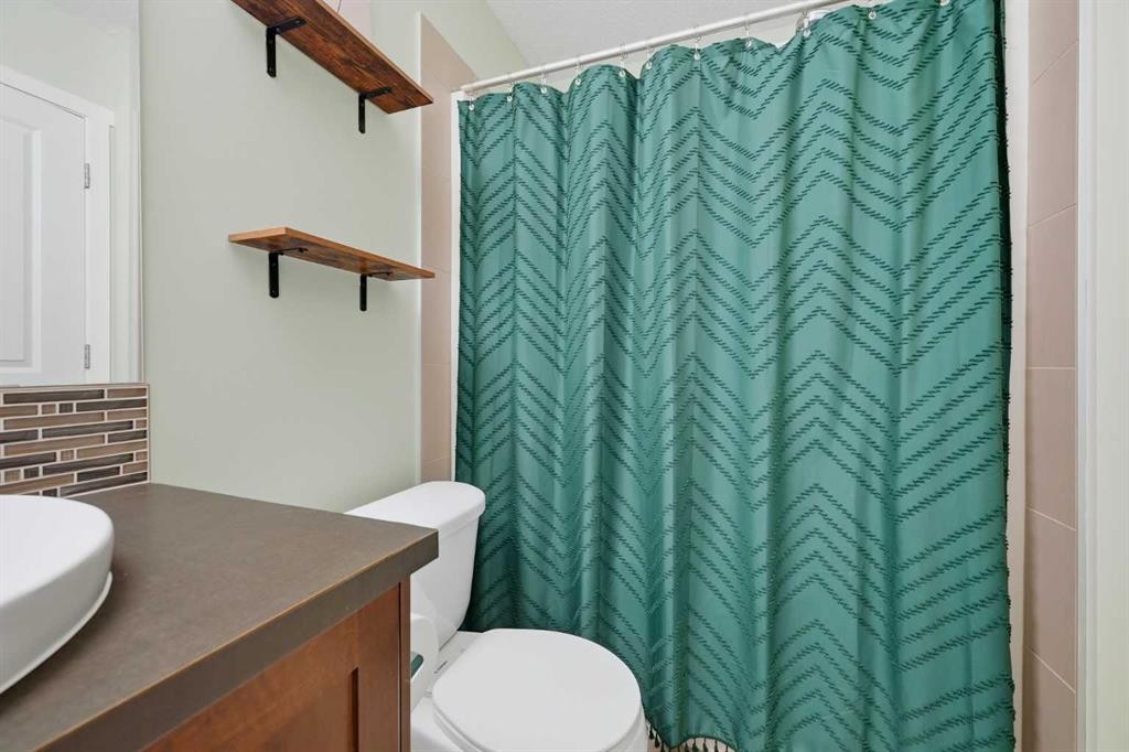 39 Kinlea Common Nw, Calgary, AB - Indoor Photo Showing Bathroom