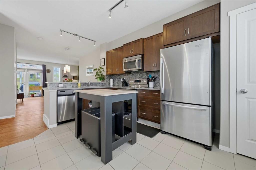 39 Kinlea Common Nw, Calgary, AB - Indoor Photo Showing Kitchen