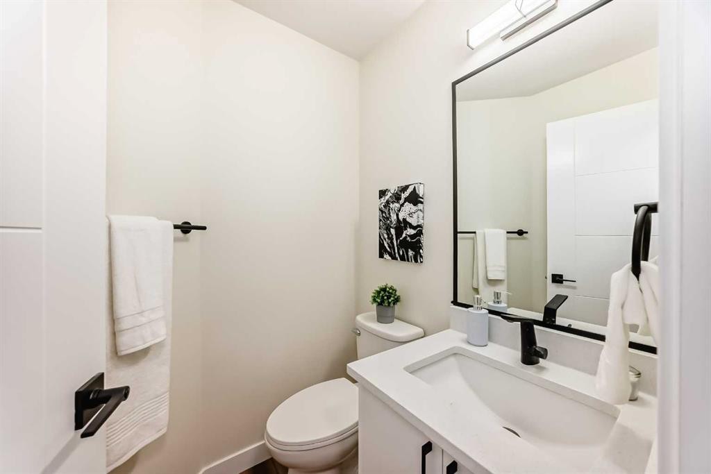 936 Cranston Drive Se, Calgary, AB - Indoor Photo Showing Bathroom