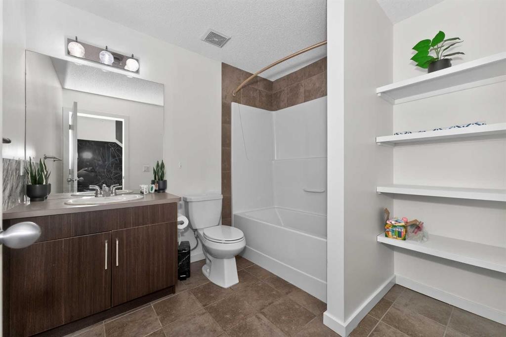 158 Masters Point Se, Calgary, AB - Indoor Photo Showing Bathroom