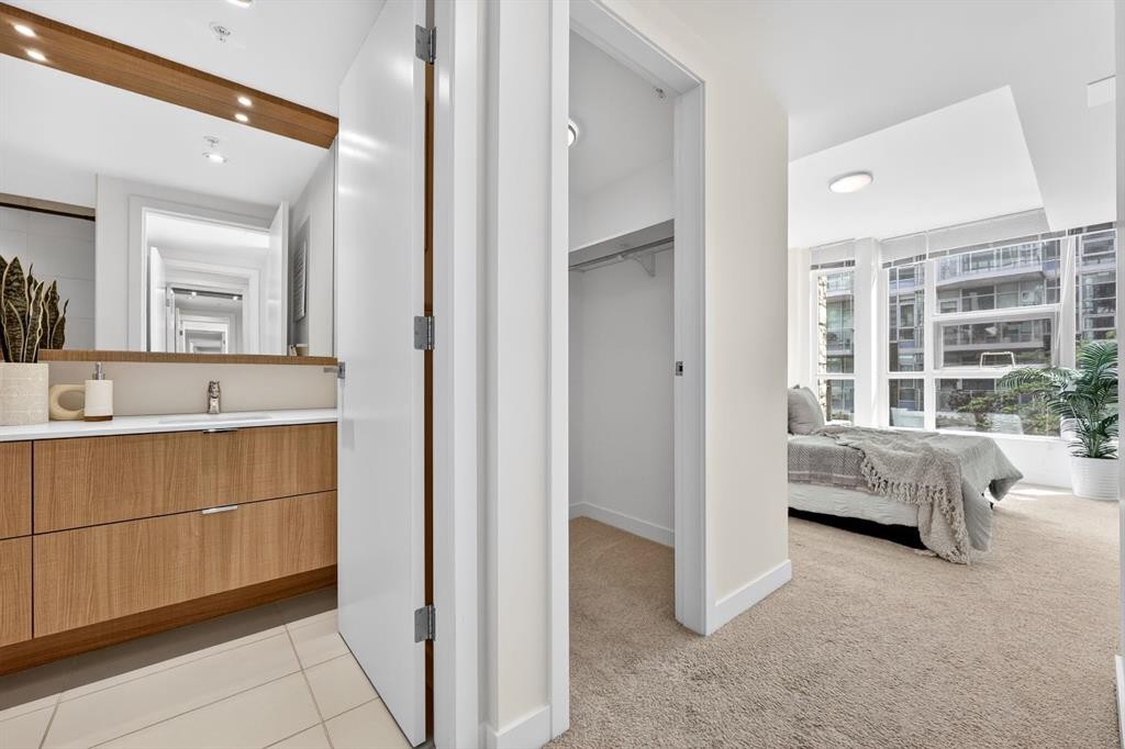 47 Waterfront Mews Sw, Calgary, AB - Indoor Photo Showing Bathroom