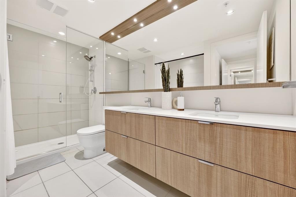47 Waterfront Mews Sw, Calgary, AB - Indoor Photo Showing Bathroom