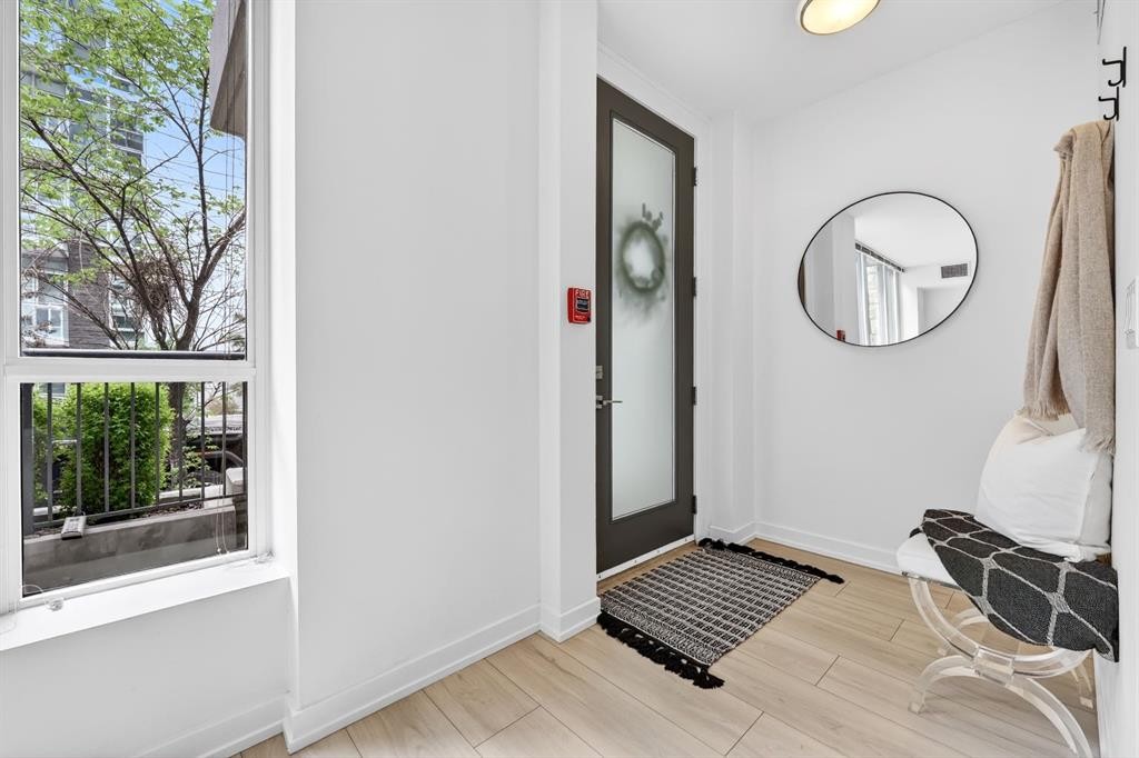 47 Waterfront Mews Sw, Calgary, AB - Indoor Photo Showing Other Room