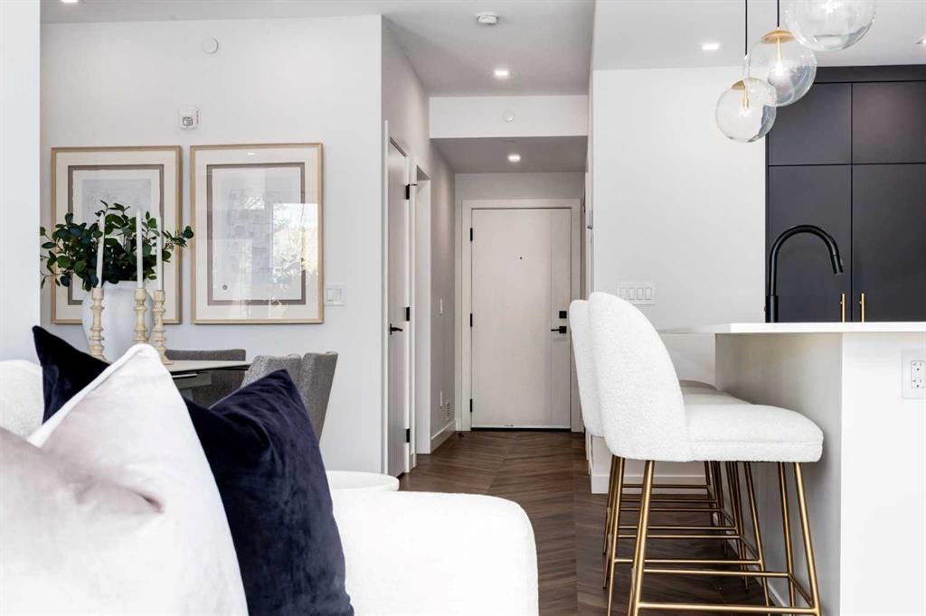 104-8445 Broadcast Avenue Sw, Calgary, AB - Indoor