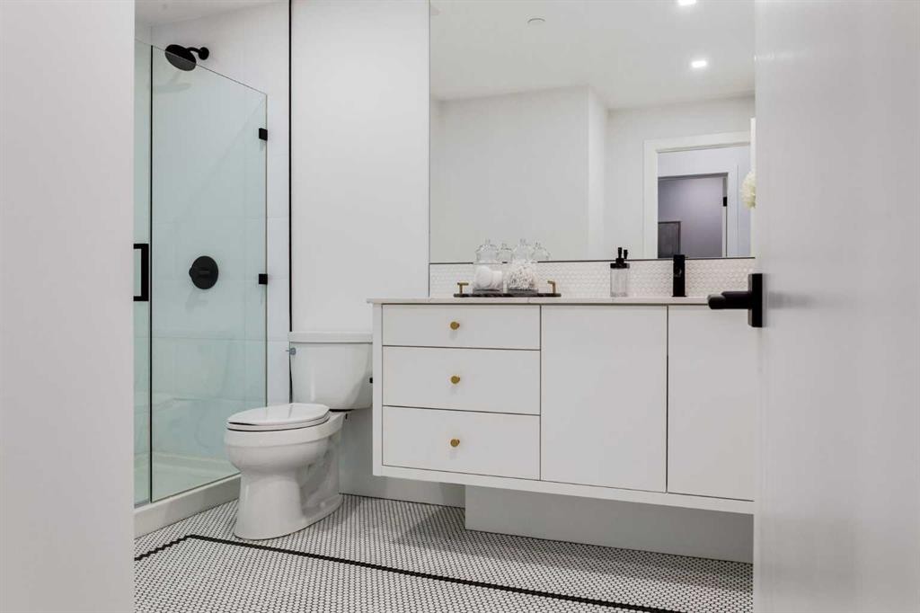 104-8445 Broadcast Avenue Sw, Calgary, AB - Indoor Photo Showing Bathroom