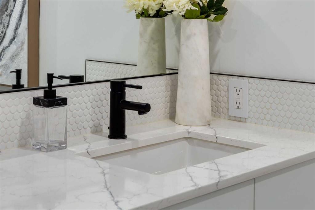 104-8445 Broadcast Avenue Sw, Calgary, AB - Indoor Photo Showing Bathroom