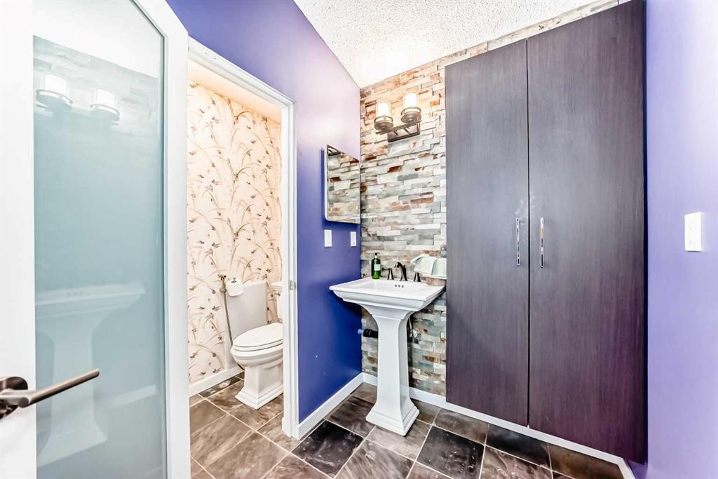 10412 Willowcrest Road Se, Calgary, AB - Indoor Photo Showing Bathroom