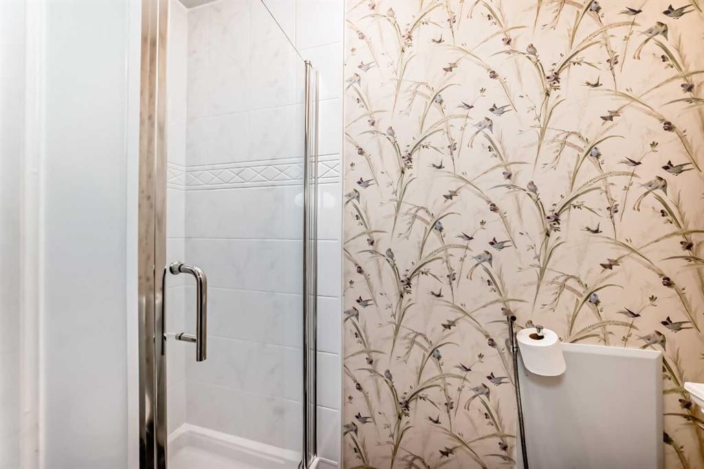 10412 Willowcrest Road Se, Calgary, AB - Indoor Photo Showing Bathroom