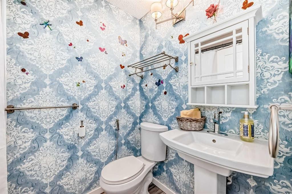 10412 Willowcrest Road Se, Calgary, AB - Indoor Photo Showing Bathroom