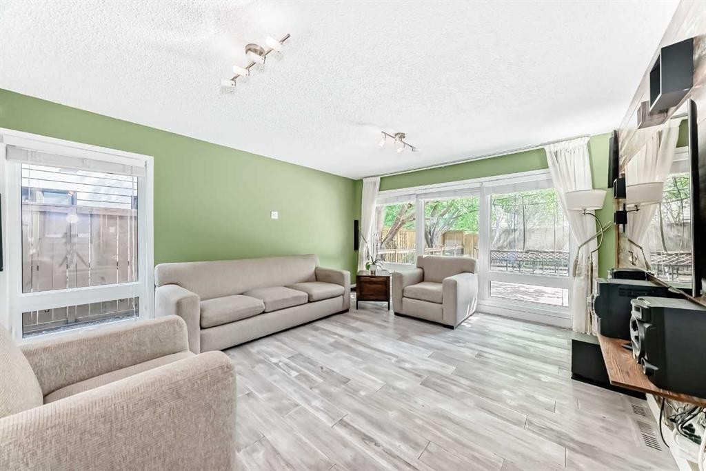 10412 Willowcrest Road Se, Calgary, AB - Indoor Photo Showing Living Room