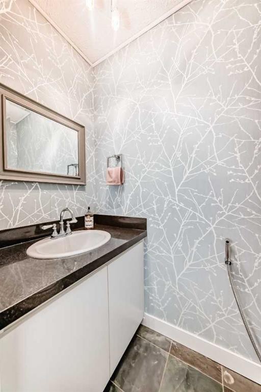 10412 Willowcrest Road Se, Calgary, AB - Indoor Photo Showing Bathroom