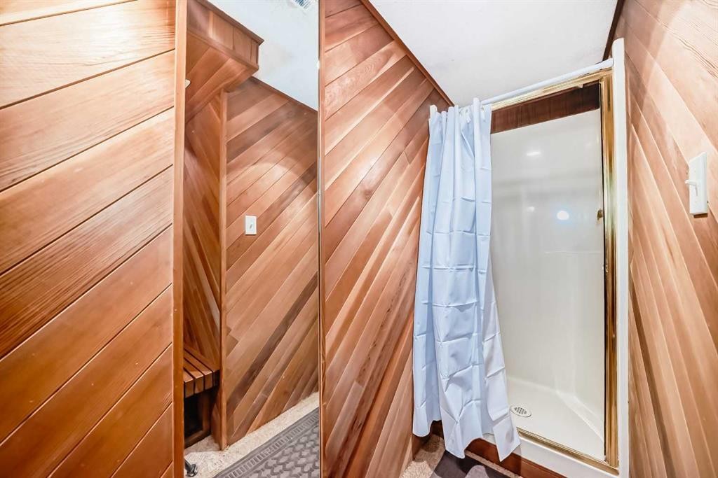 10412 Willowcrest Road Se, Calgary, AB - Indoor Photo Showing Bathroom