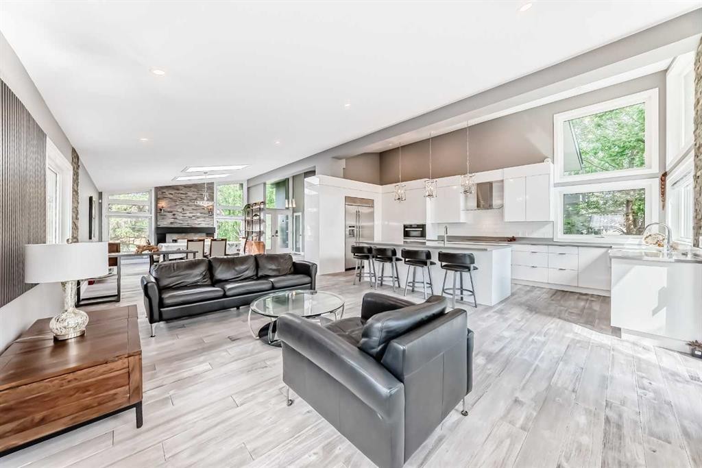 10412 Willowcrest Road Se, Calgary, AB - Indoor Photo Showing Living Room