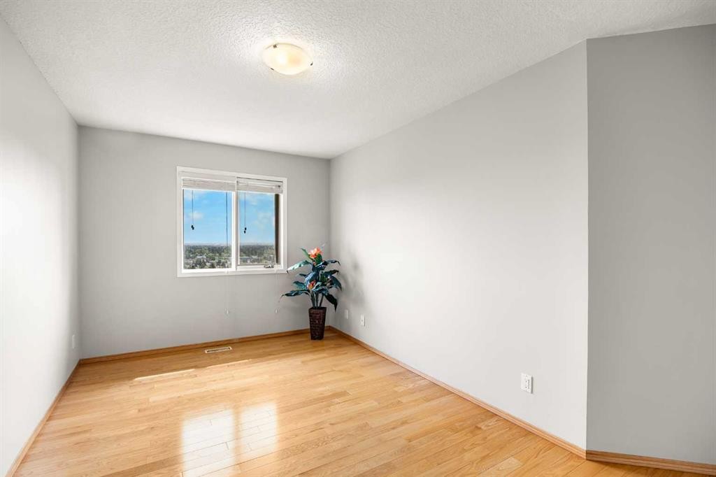 2740 Signal Ridge View Sw, Calgary, AB - Indoor Photo Showing Other Room