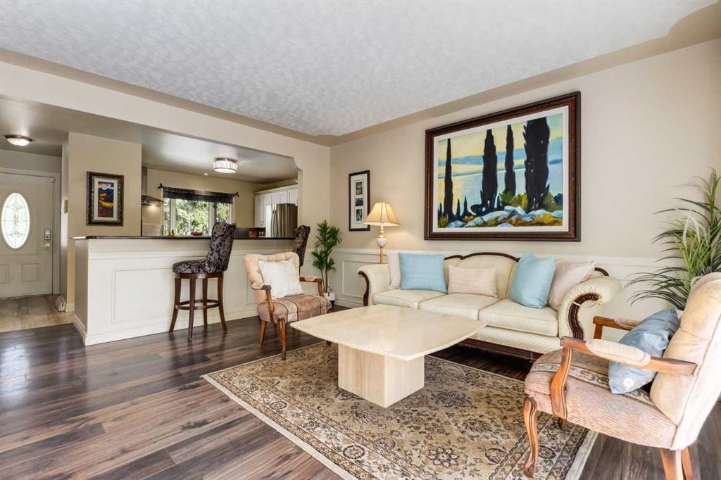 7203 5 Street Sw, Calgary, AB - Indoor Photo Showing Living Room