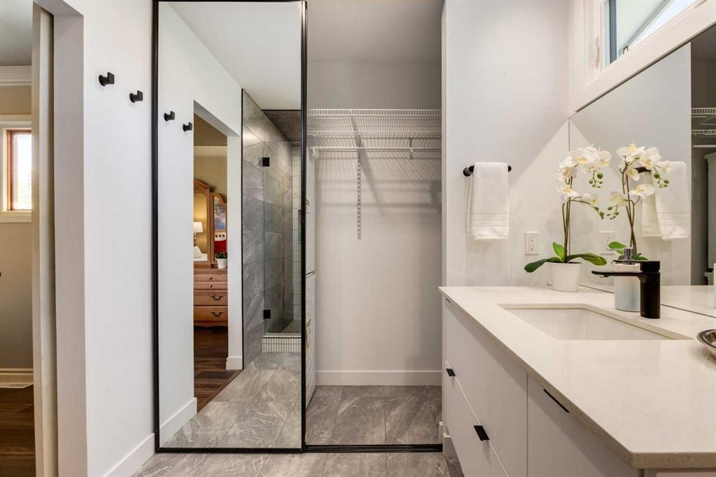 7203 5 Street Sw, Calgary, AB - Indoor Photo Showing Bathroom