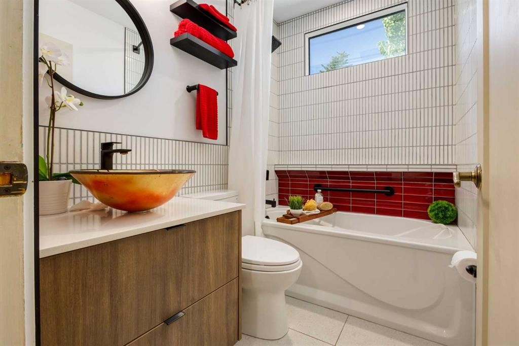 7203 5 Street Sw, Calgary, AB - Indoor Photo Showing Bathroom