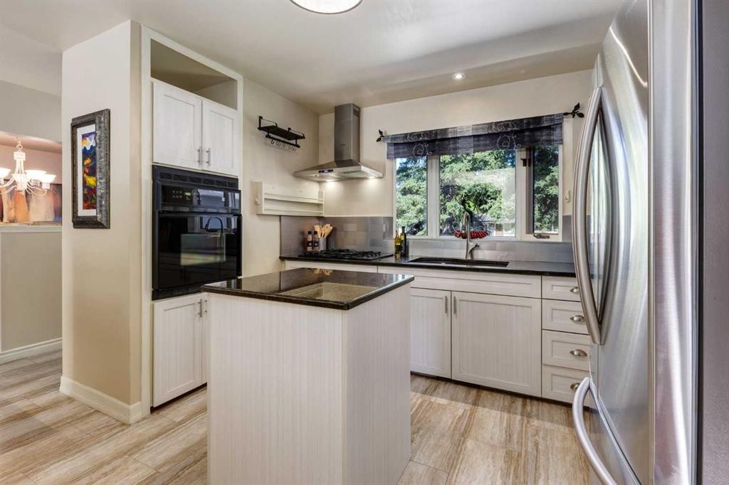 7203 5 Street Sw, Calgary, AB - Indoor Photo Showing Kitchen With Upgraded Kitchen