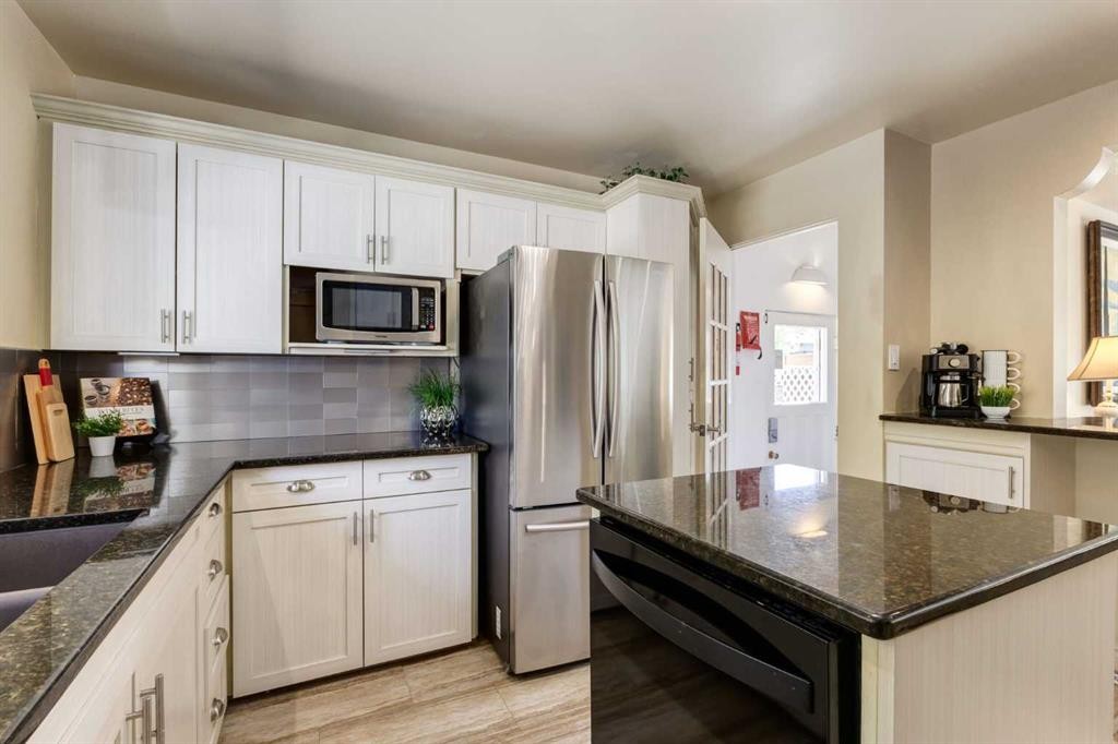 7203 5 Street Sw, Calgary, AB - Indoor Photo Showing Kitchen