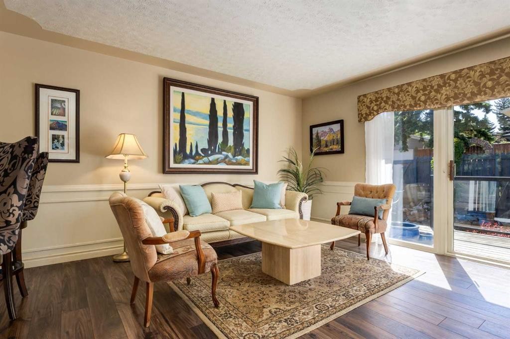 7203 5 Street Sw, Calgary, AB - Indoor Photo Showing Living Room