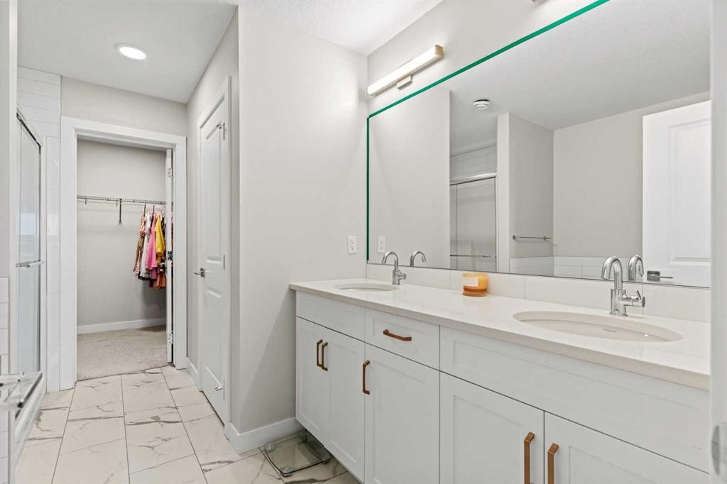 283 Belvedere Drive Se, Calgary, AB - Indoor Photo Showing Bathroom