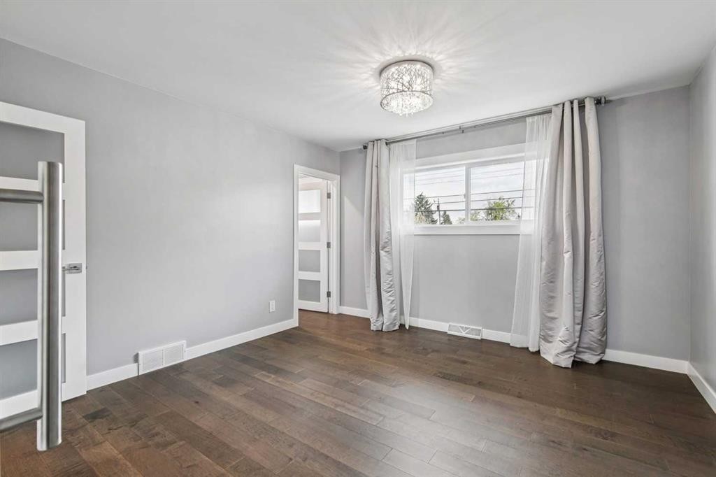 427 96 Avenue Se, Calgary, AB - Indoor Photo Showing Other Room