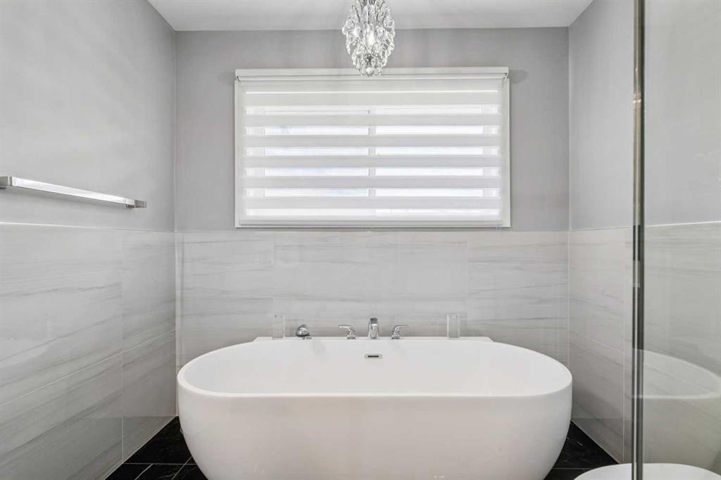 427 96 Avenue Se, Calgary, AB - Indoor Photo Showing Bathroom
