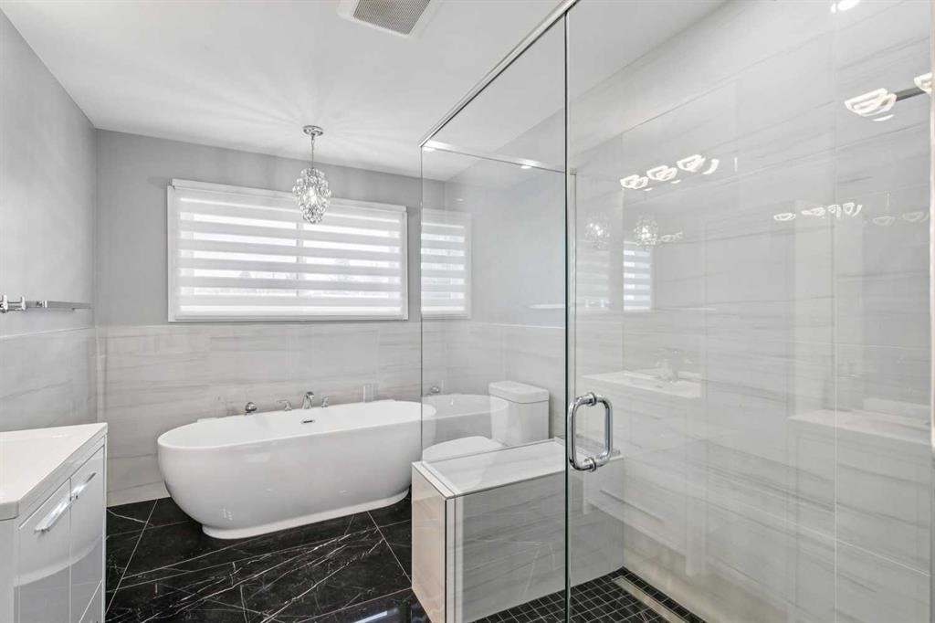 427 96 Avenue Se, Calgary, AB - Indoor Photo Showing Bathroom