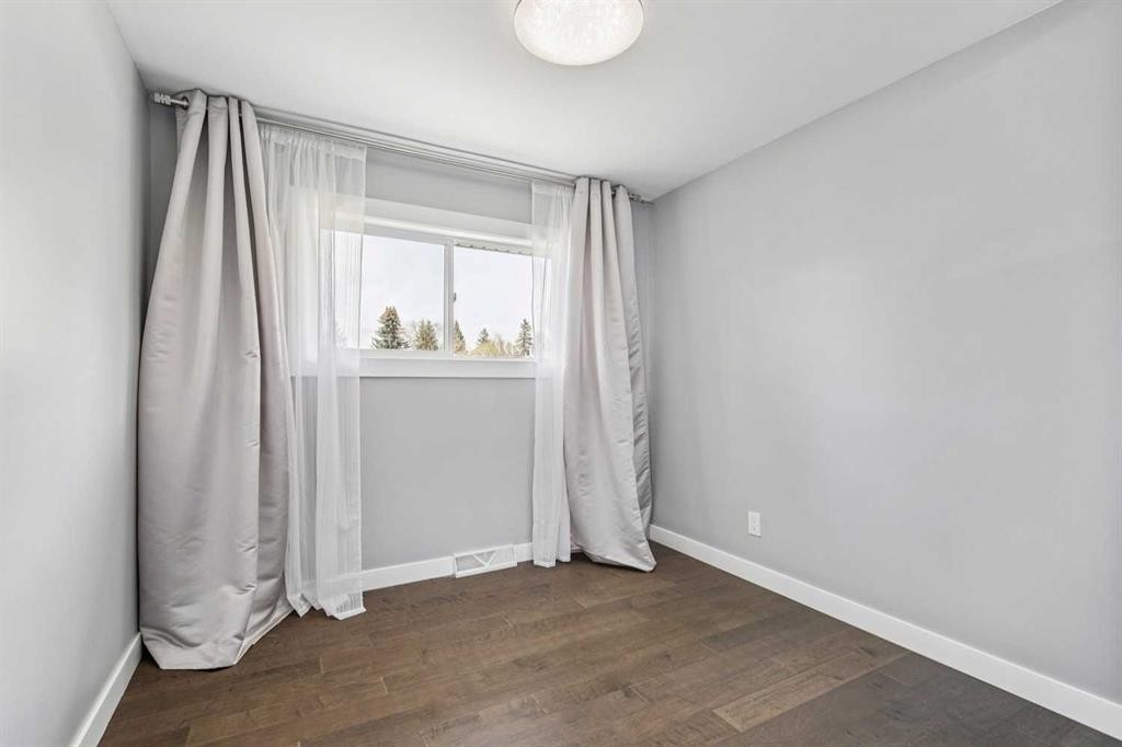 427 96 Avenue Se, Calgary, AB - Indoor Photo Showing Other Room