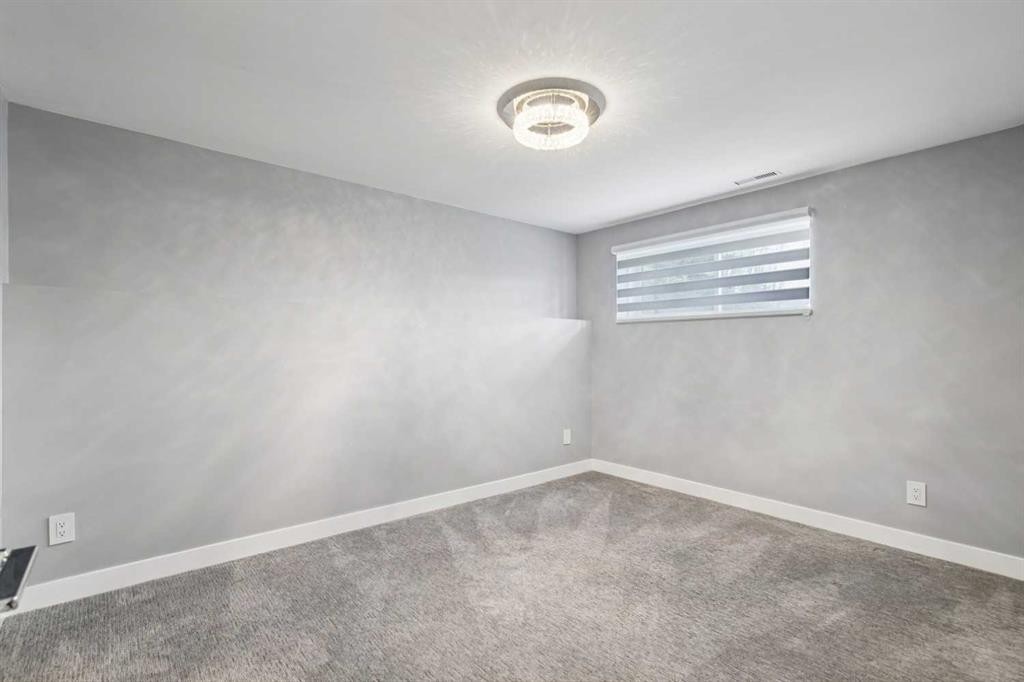 427 96 Avenue Se, Calgary, AB - Indoor Photo Showing Other Room