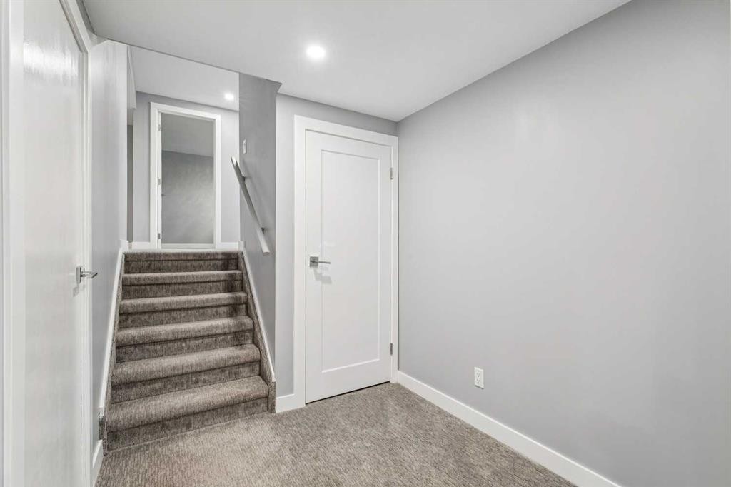 427 96 Avenue Se, Calgary, AB - Indoor Photo Showing Other Room