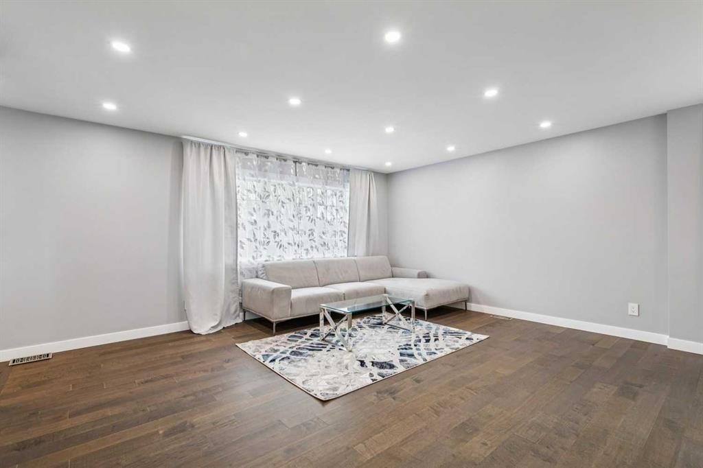 427 96 Avenue Se, Calgary, AB - Indoor