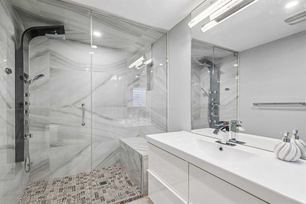 427 96 Avenue Se, Calgary, AB - Indoor Photo Showing Bathroom