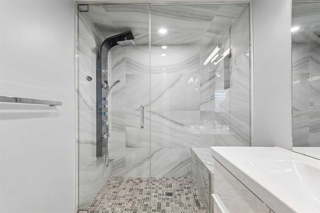 427 96 Avenue Se, Calgary, AB - Indoor Photo Showing Bathroom