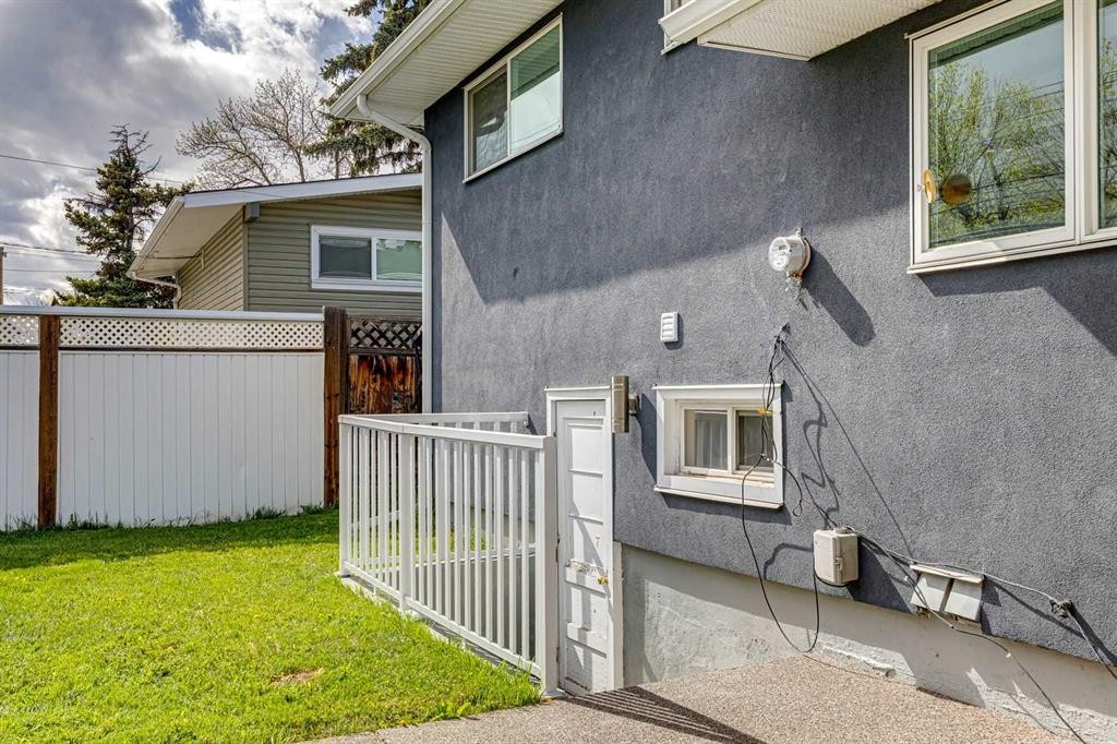 427 96 Avenue Se, Calgary, AB - Outdoor With Exterior