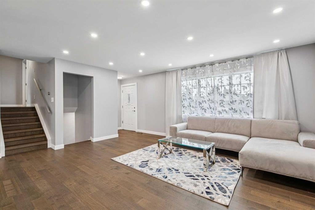 427 96 Avenue Se, Calgary, AB - Indoor Photo Showing Living Room