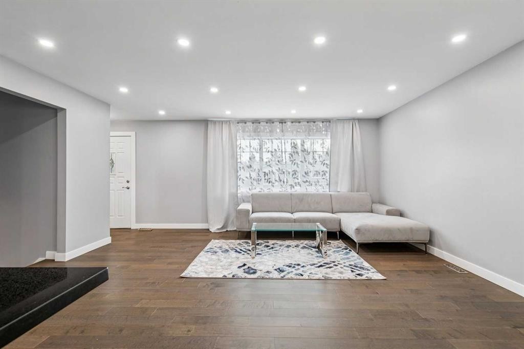 427 96 Avenue Se, Calgary, AB - Indoor Photo Showing Living Room