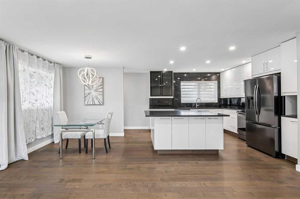 427 96 Avenue Se, Calgary, AB - Indoor Photo Showing Other Room