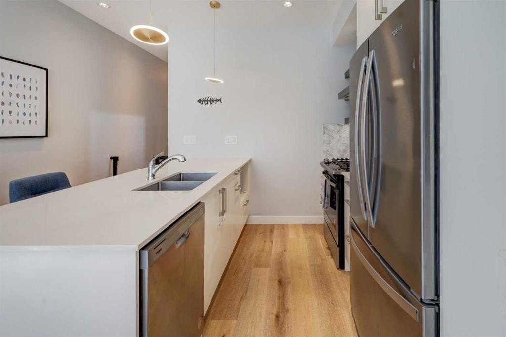 111-408 27 Avenue Ne, Calgary, AB - Indoor Photo Showing Kitchen With Double Sink