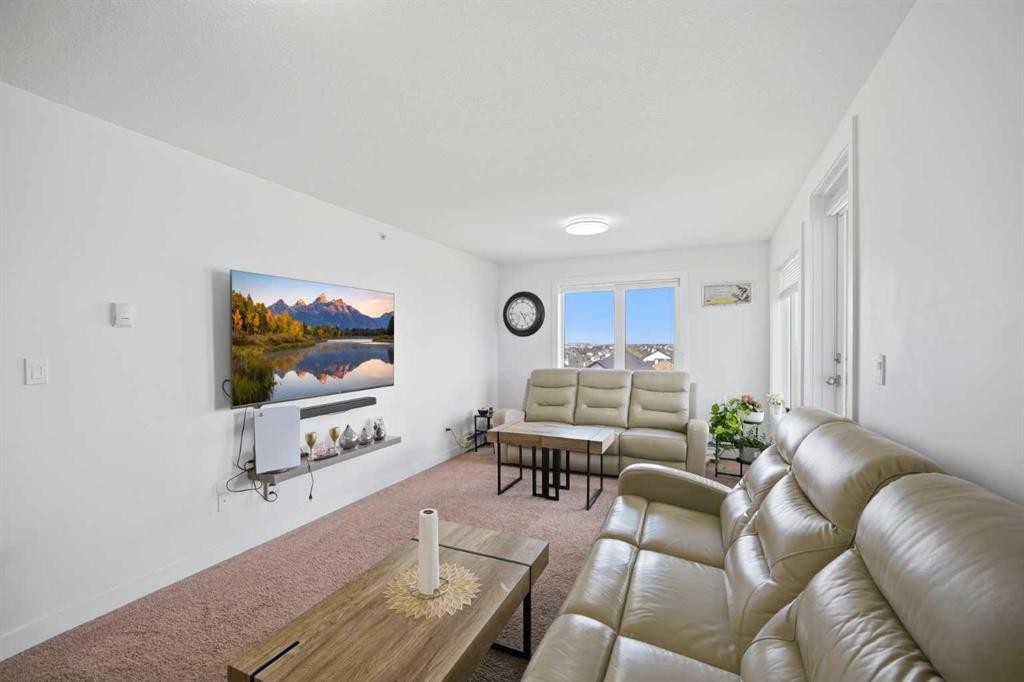 1408-6118 80 Avenue Ne, Calgary, AB - Indoor Photo Showing Living Room