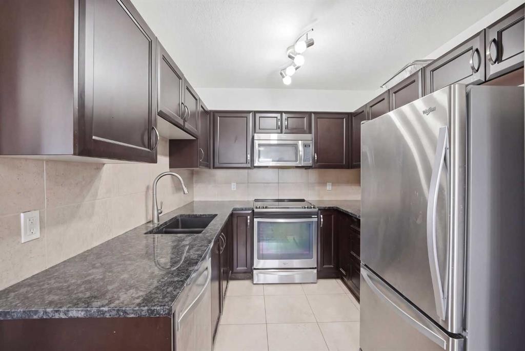 1408-6118 80 Avenue Ne, Calgary, AB - Indoor Photo Showing Kitchen With Double Sink With Upgraded Kitchen