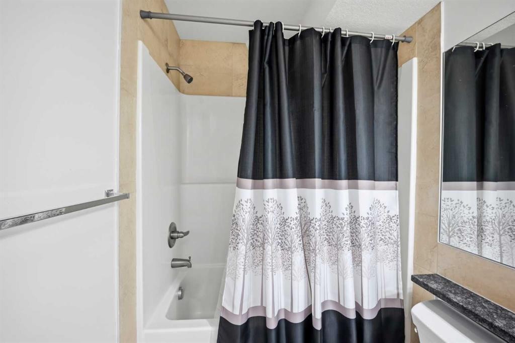 1408-6118 80 Avenue Ne, Calgary, AB - Indoor Photo Showing Bathroom