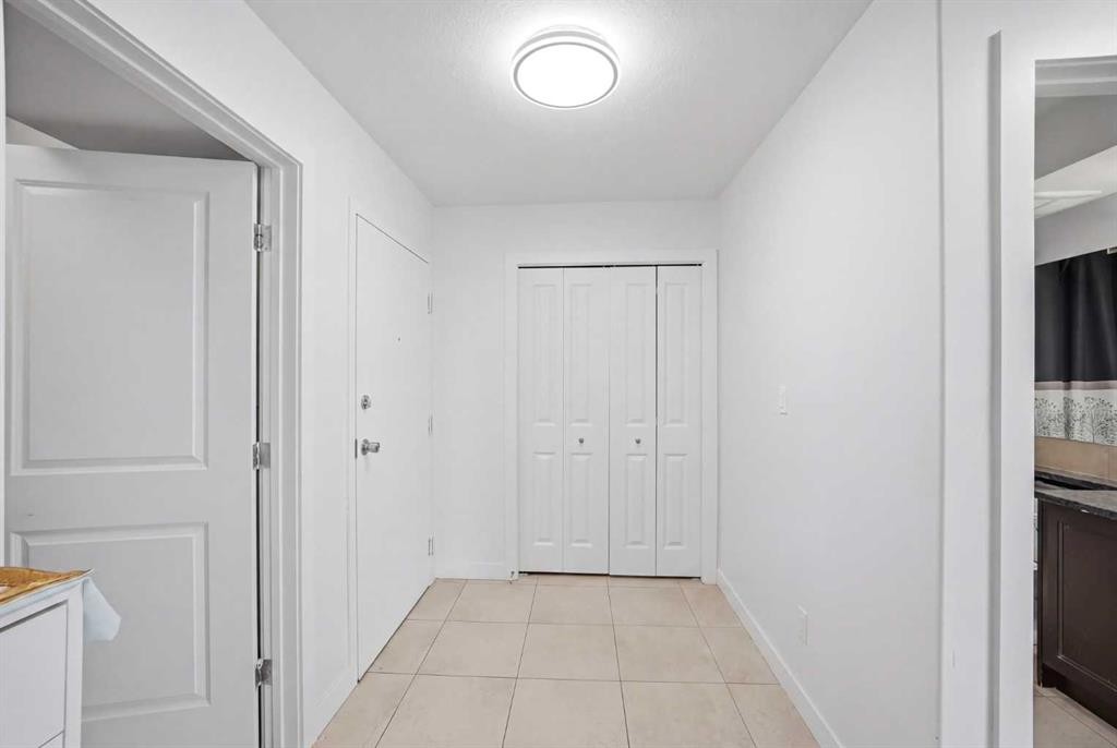 1408-6118 80 Avenue Ne, Calgary, AB - Indoor Photo Showing Other Room