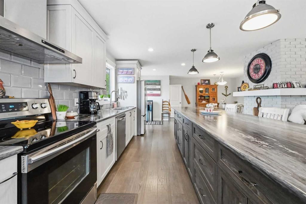 2406 26 Street, Nanton, AB - Indoor Photo Showing Kitchen With Upgraded Kitchen