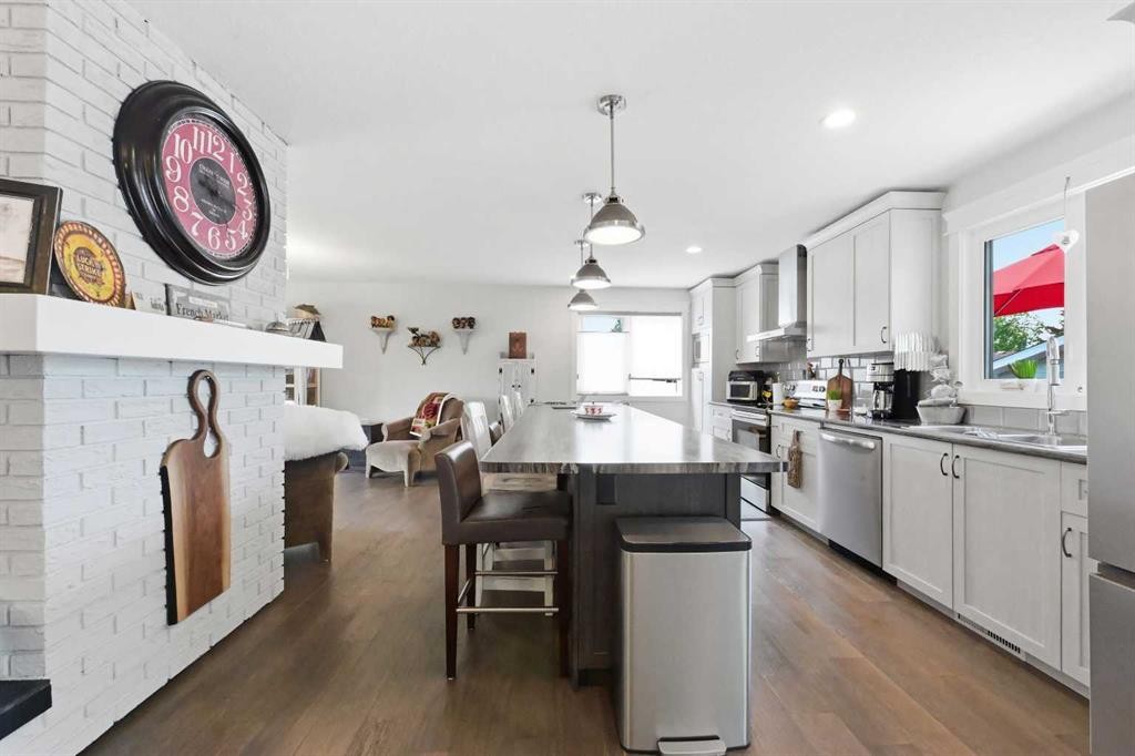 2406 26 Street, Nanton, AB - Indoor Photo Showing Kitchen With Upgraded Kitchen