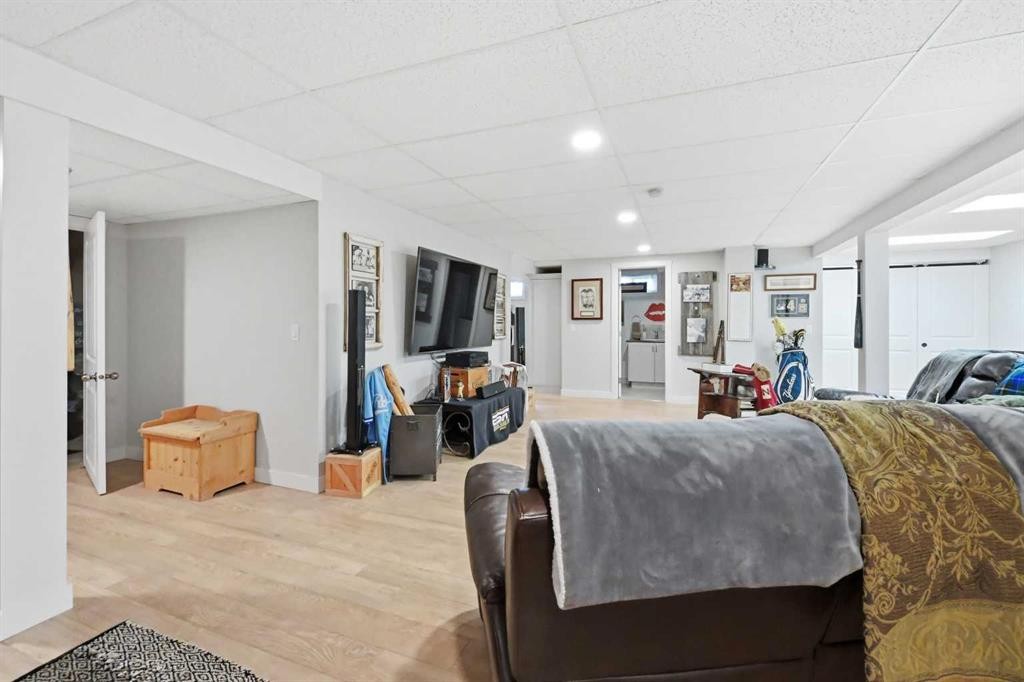 2406 26 Street, Nanton, AB - Indoor