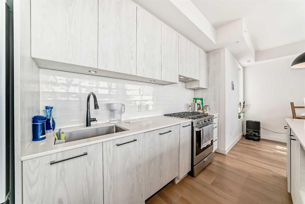 310-1107 Gladstone Road Nw, Calgary, AB - Indoor Photo Showing Kitchen With Upgraded Kitchen