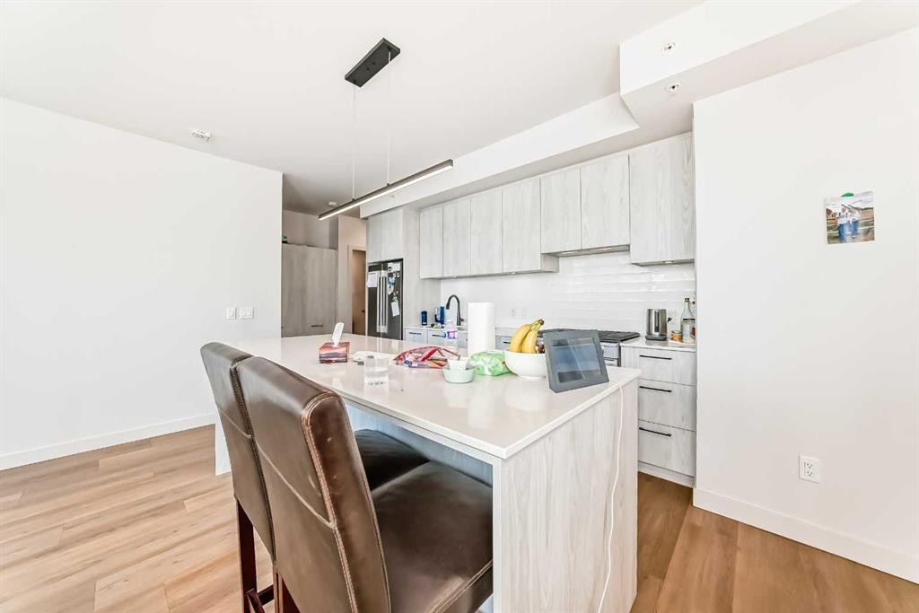 310-1107 Gladstone Road Nw, Calgary, AB - Indoor