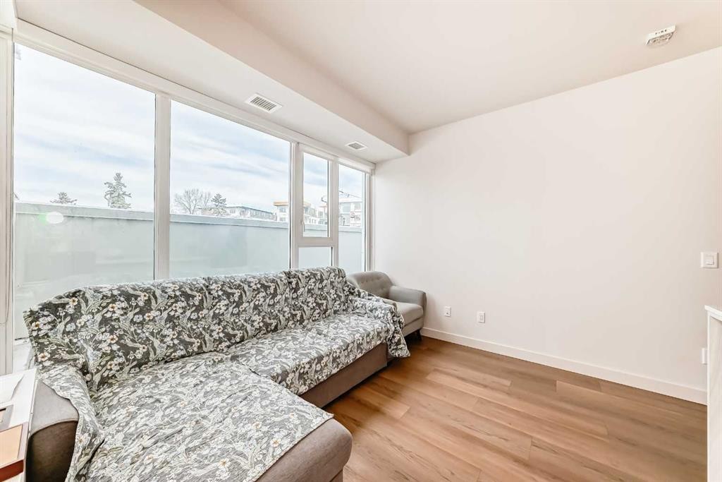 310-1107 Gladstone Road Nw, Calgary, AB - Indoor Photo Showing Living Room